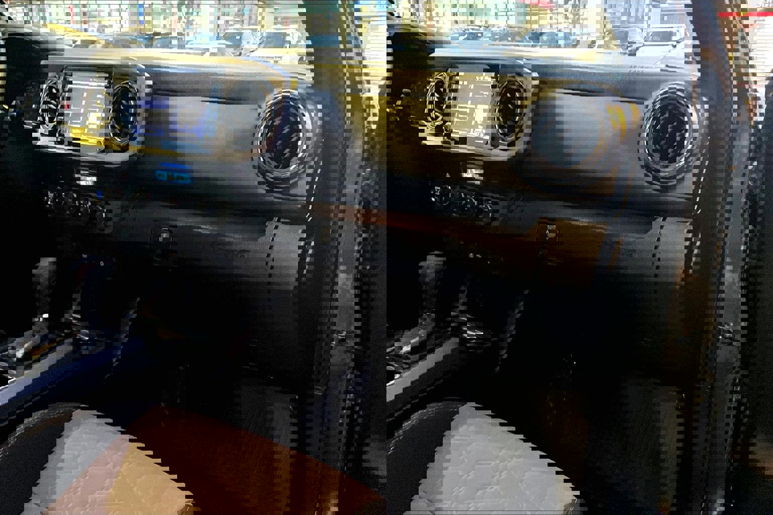 Used 2022 Toyota Tacoma TRD Off-Road image 15