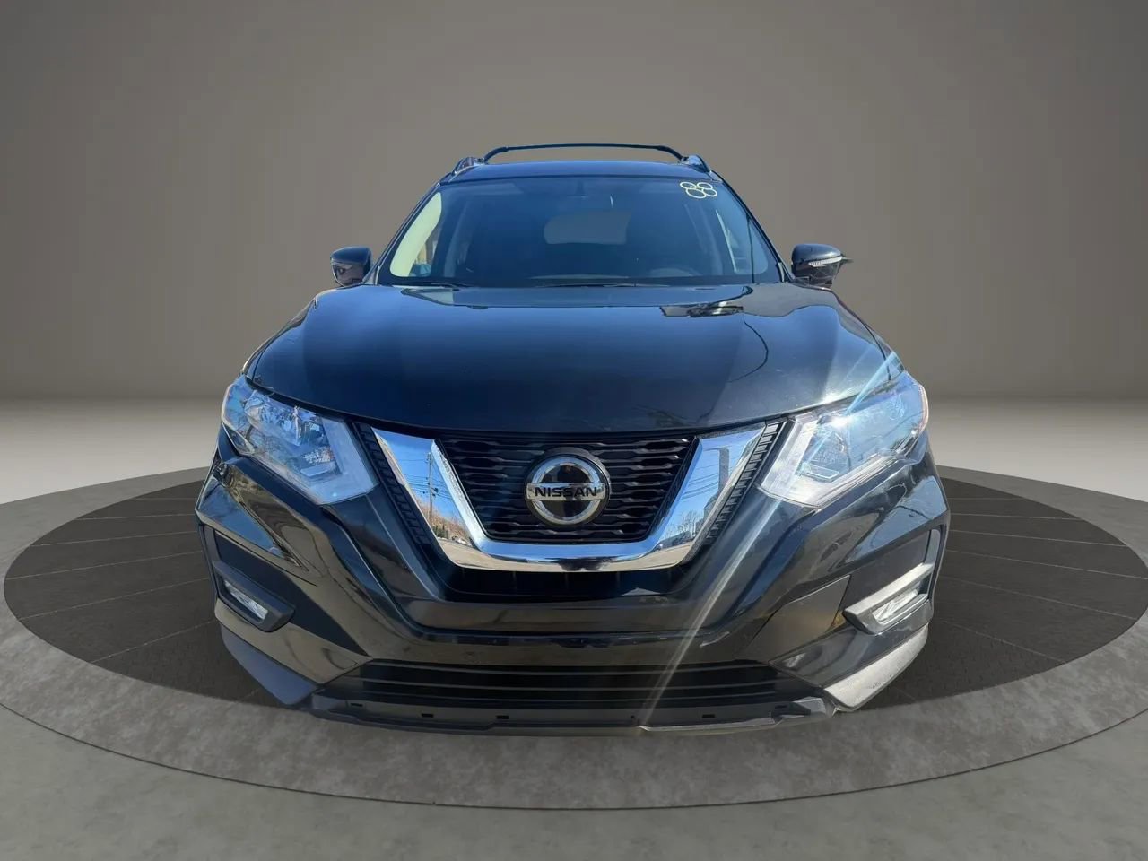 Used 2018 Nissan Rogue SV w/ Premium Package image 2