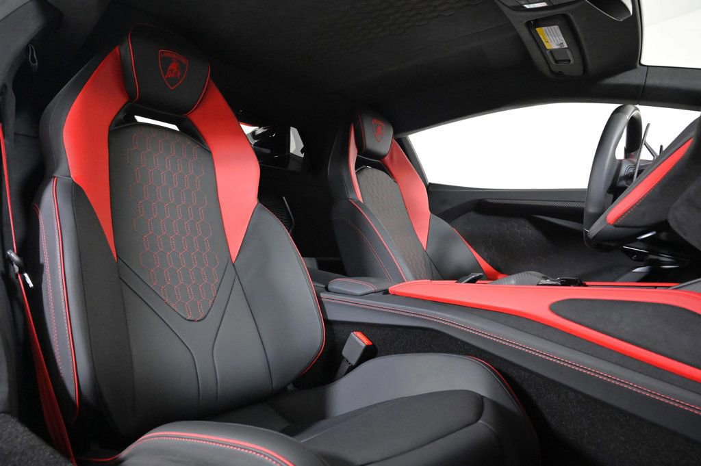 Used 2024 Lamborghini Revuelto image 17