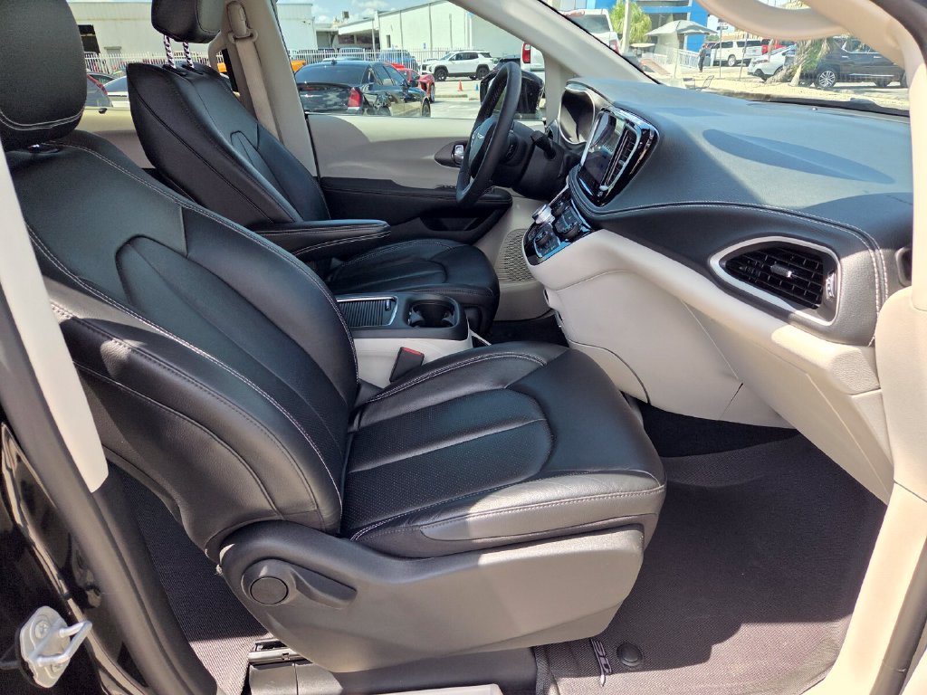 Used 2022 Chrysler Pacifica Touring-L AWD/4WD image 16
