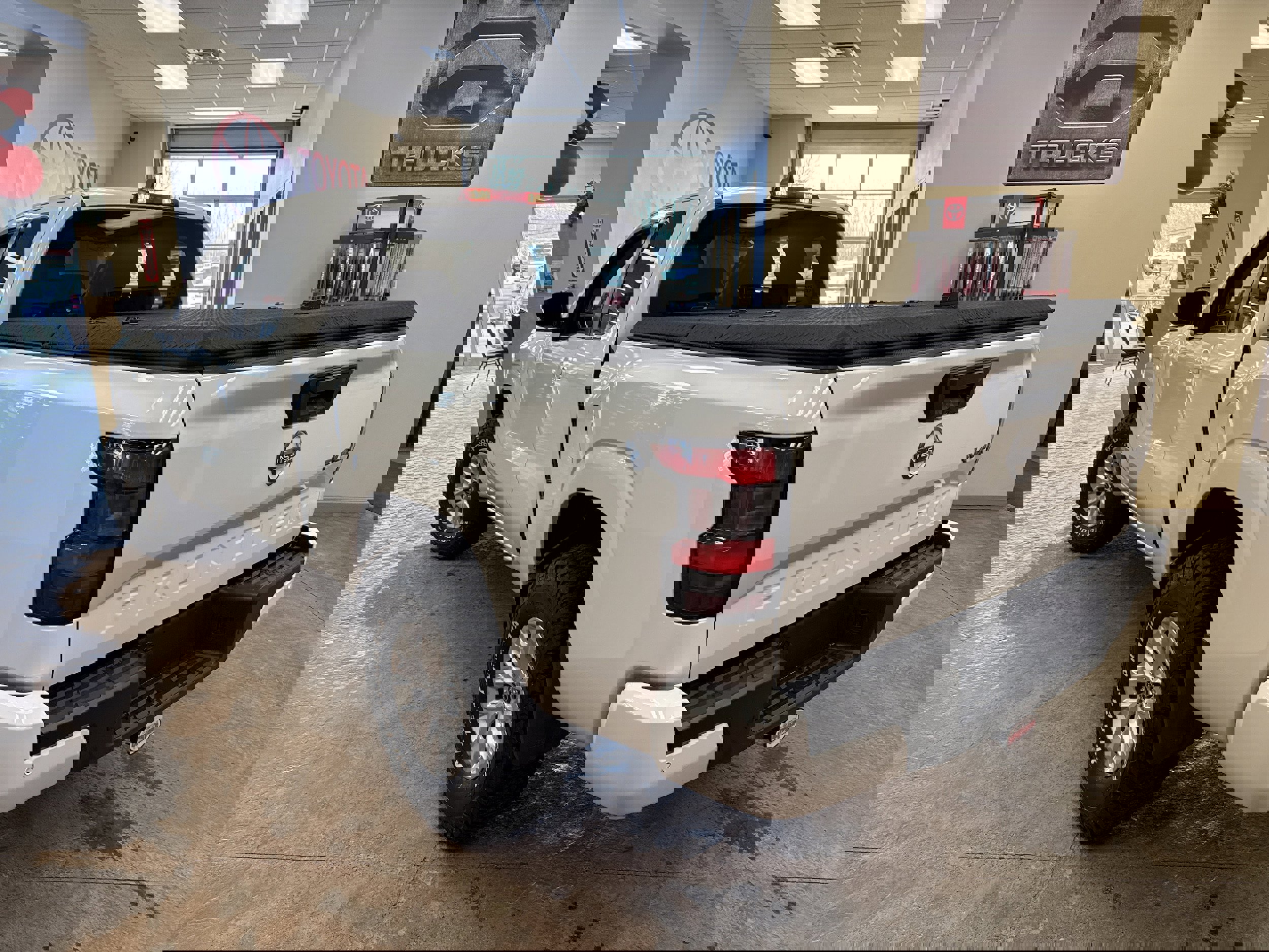 Used 2024 Nissan Frontier SV w/ Technology Package image 8