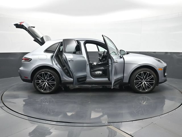Certified 2025 Porsche Macan AWD/4WD image 32