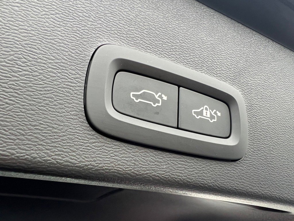 Used 2025 Volvo XC40 B5 Plus image 30