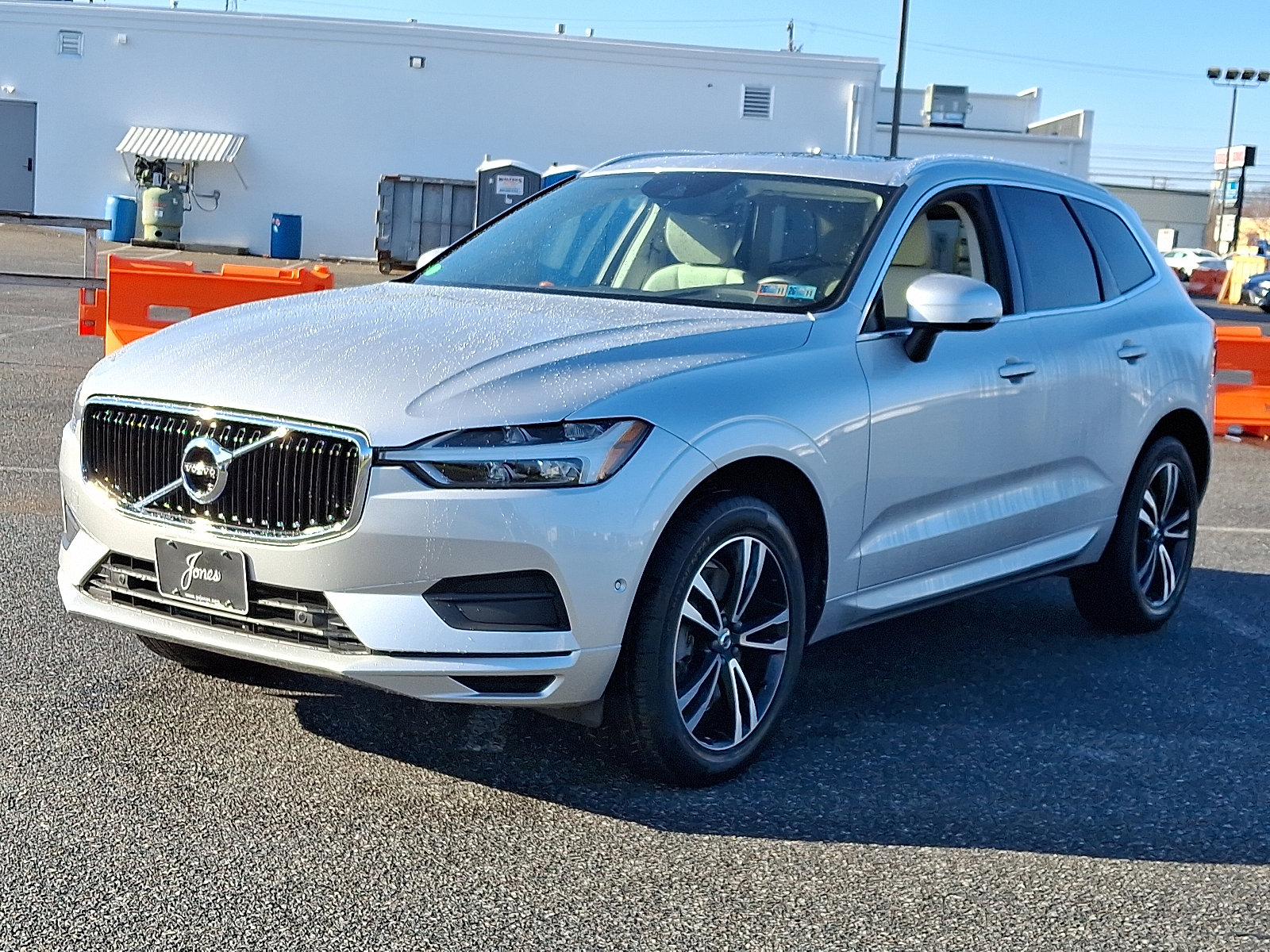 Used 2019 Volvo XC60 T6 Momentum w/ Multimedia Package image 3