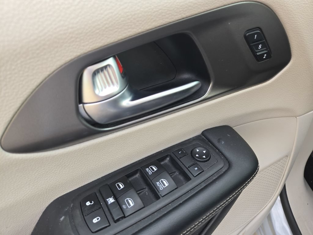 Used 2023 Chrysler Pacifica Touring-L FWD image 19