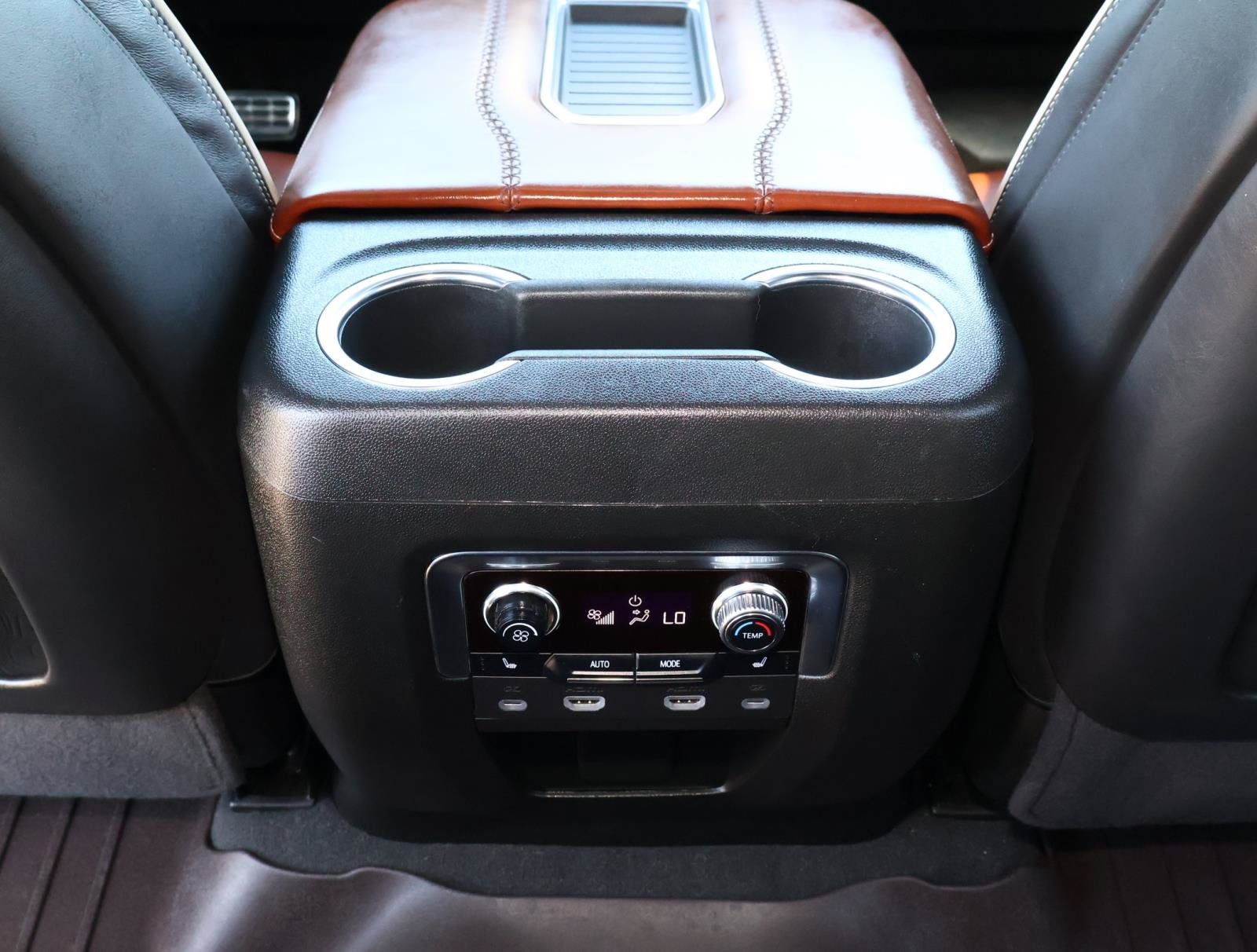 Used 2024 GMC Yukon XL Denali Ultimate AWD/4WD image 16