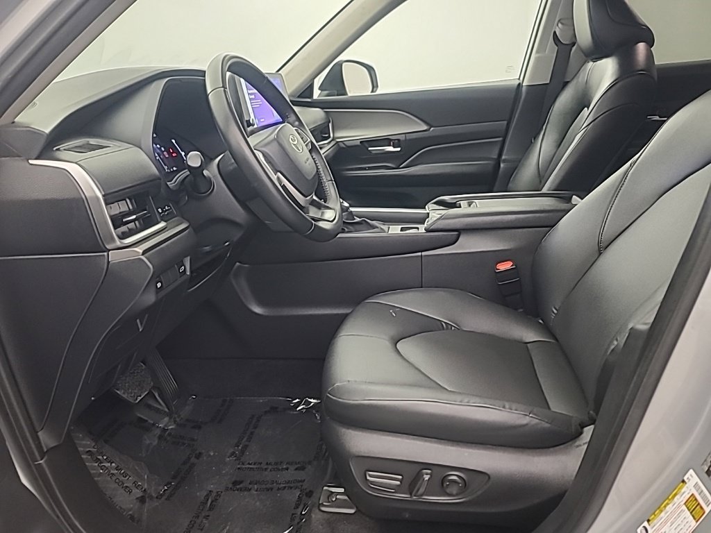 Used 2025 Toyota Grand Highlander AWD image 30