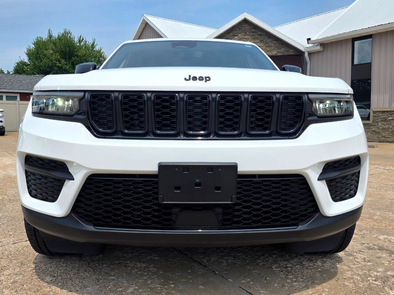 Used 2024 Jeep Grand Cherokee Altitude image 27