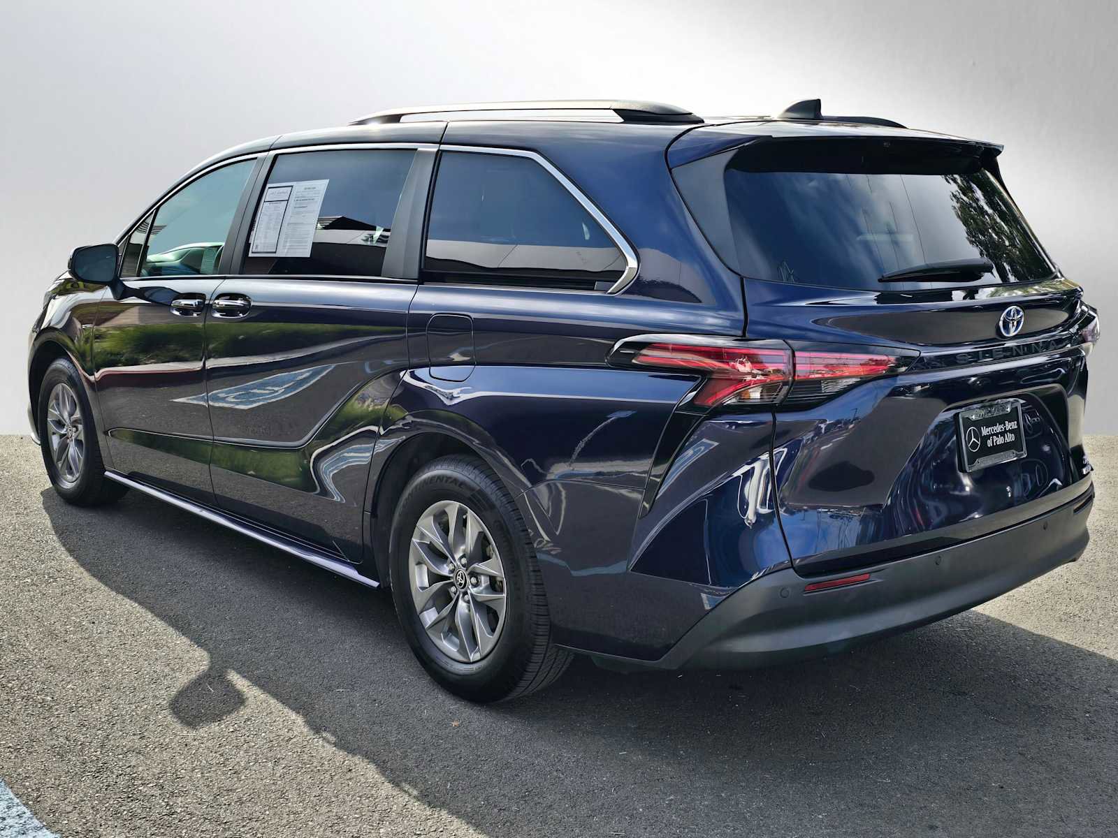 Used 2022 Toyota Sienna XLE image 5