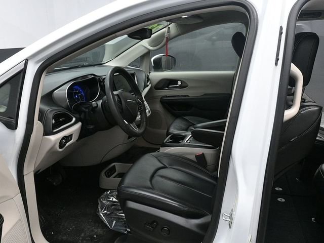 Used 2023 Chrysler Pacifica Touring-L image 16
