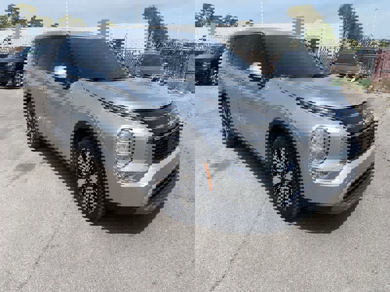 Used 2025 Mitsubishi Outlander SE image 3