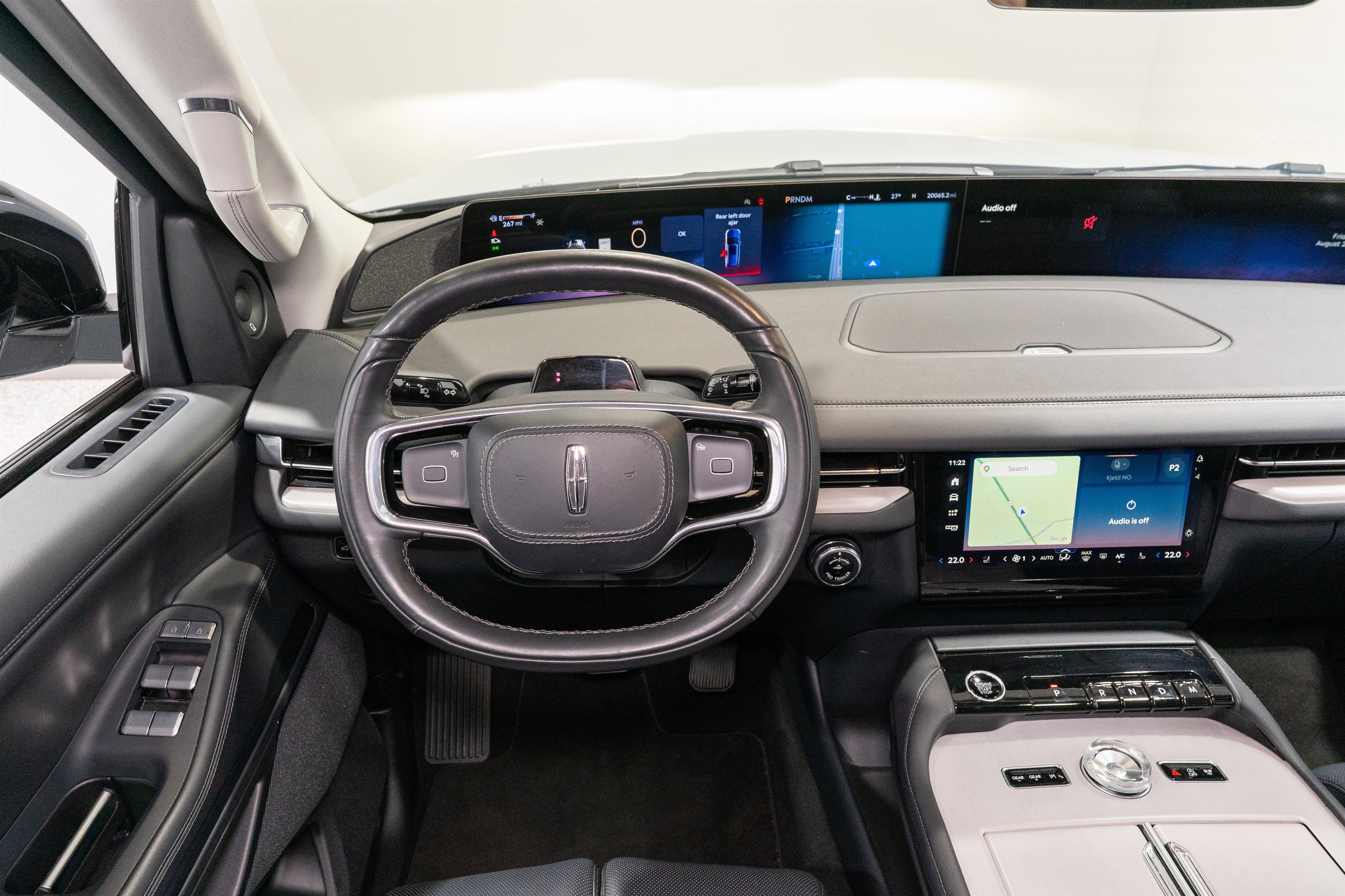 Used 2025 Lincoln Navigator Reserve AWD/4WD image 12