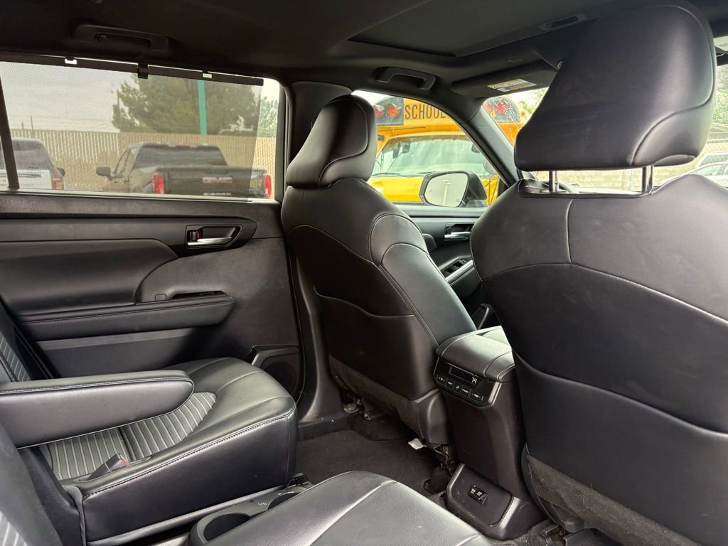 Used 2021 Toyota Highlander XSE FWD image 7