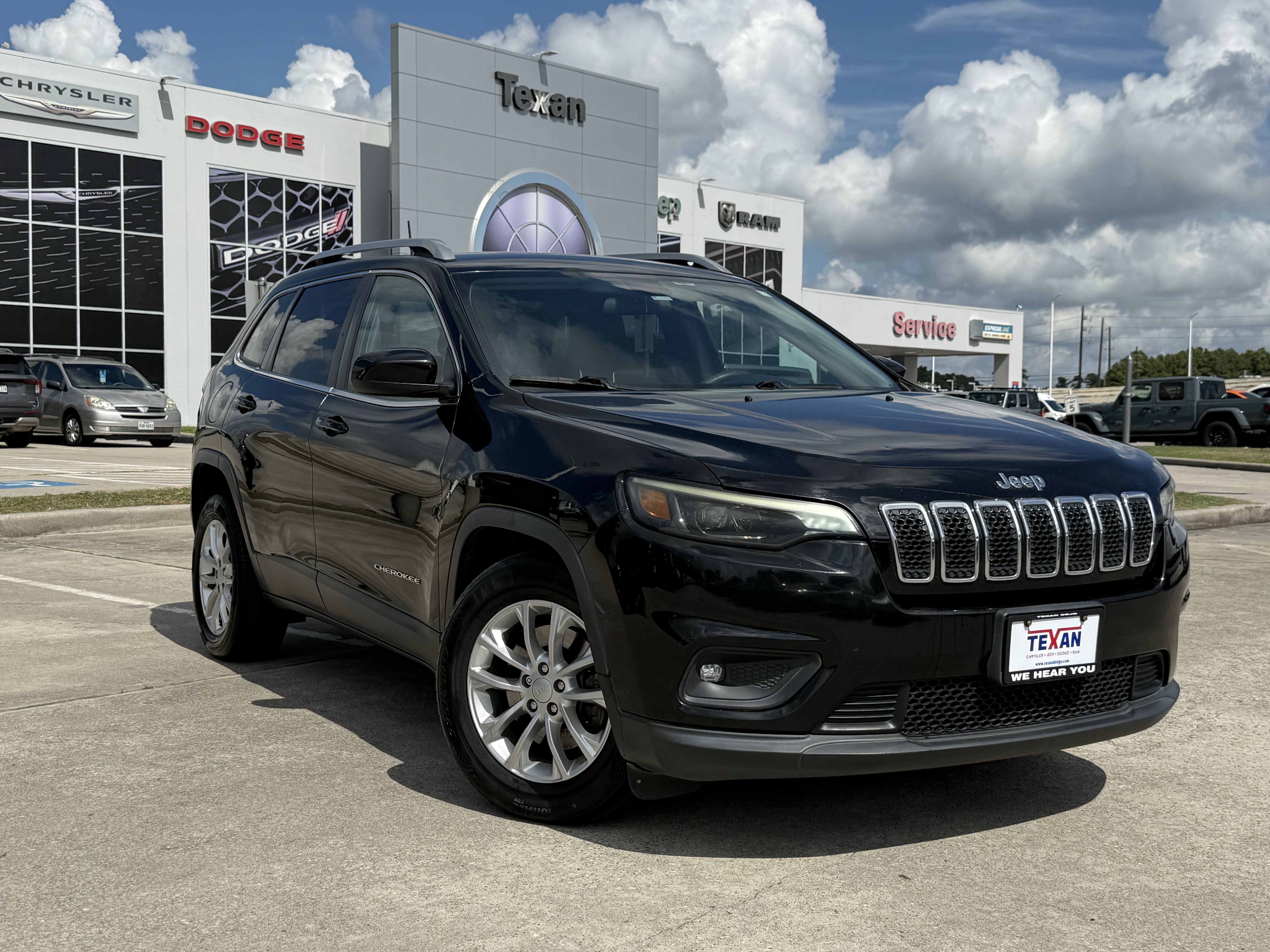 Used 2019 Jeep Cherokee Latitude w/ Popular Appearance Group FWD image 2