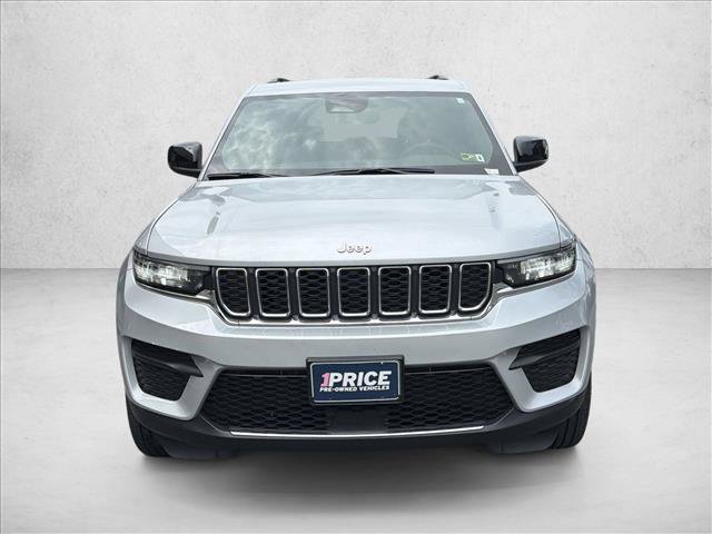 Used 2024 Jeep Grand Cherokee Laredo w/ Luxury Tech Group I AWD/4WD image 2