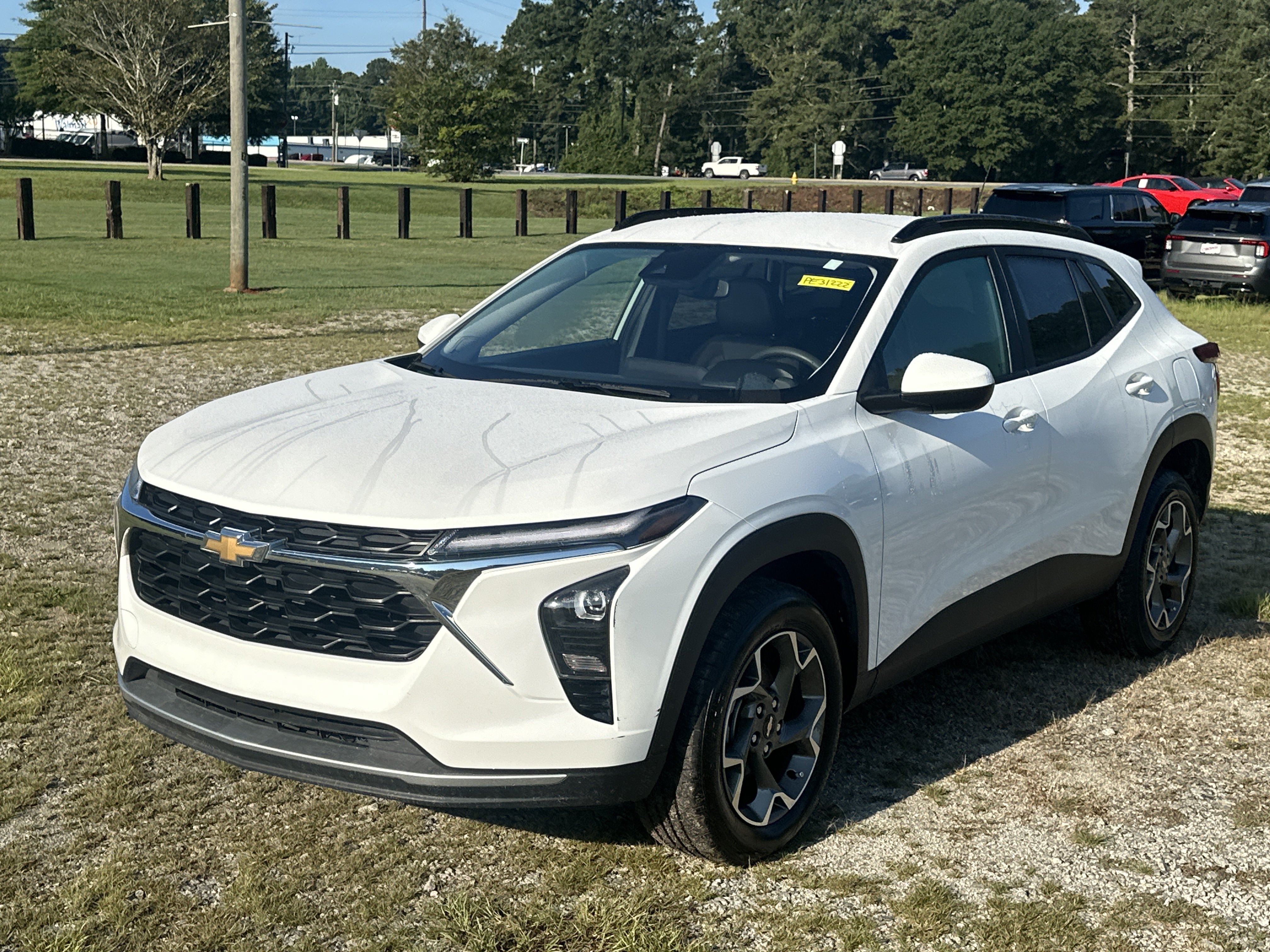 Used 2025 Chevrolet Trax LT FWD image 1