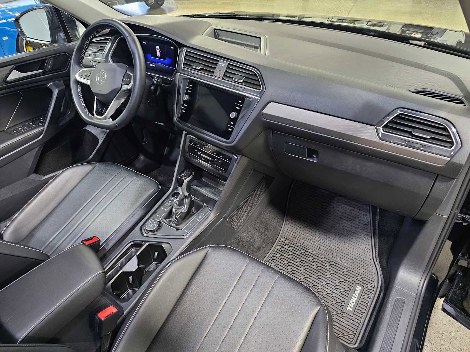 Used 2023 Volkswagen Tiguan SE w/ Panoramic Sunroof Package image 10