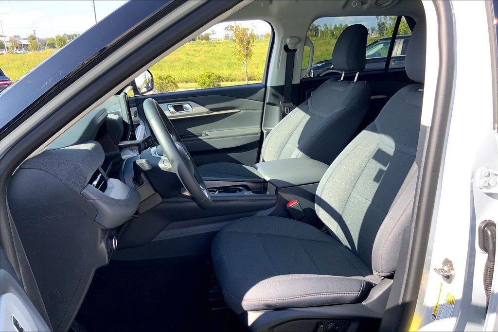Used 2026 Ford Explorer Active AWD/4WD image 9