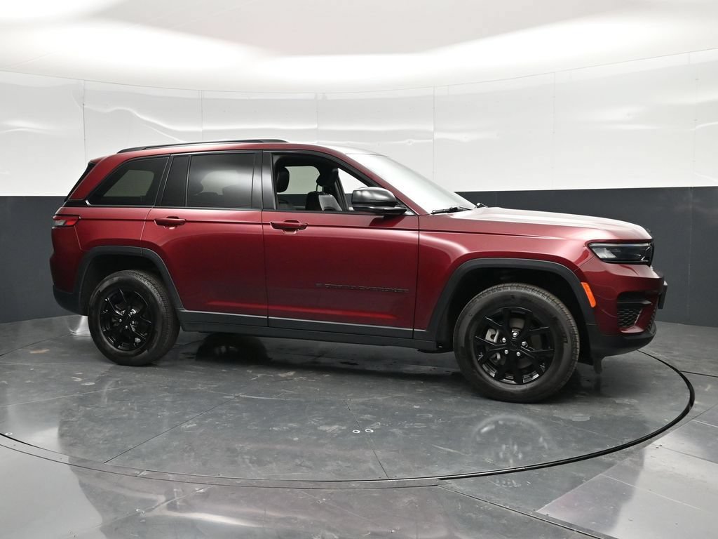 Used 2025 Jeep Grand Cherokee Altitude AWD/4WD image 4
