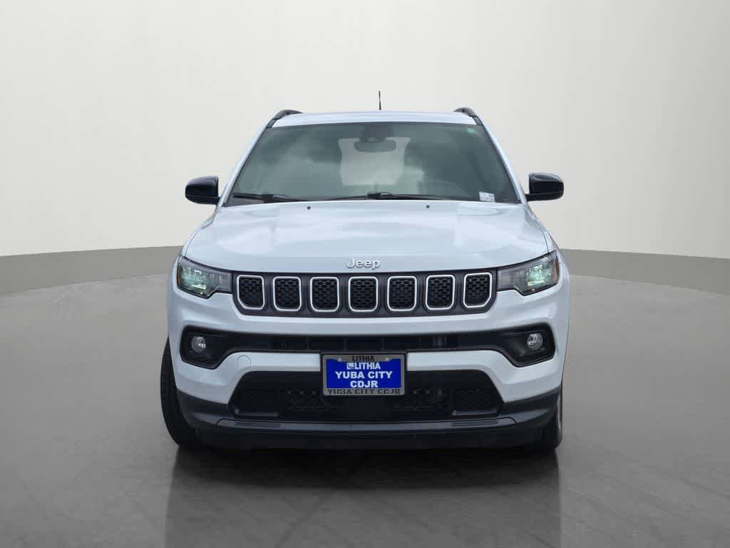Used 2024 Jeep Compass Latitude w/ Altitude Special Edition AWD/4WD image 2