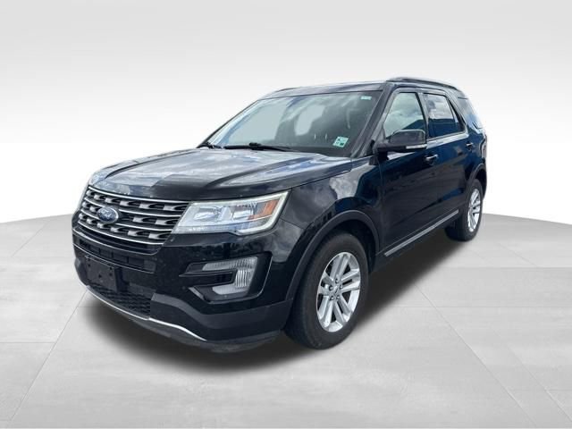 Used 2017 Ford Explorer XLT image 3