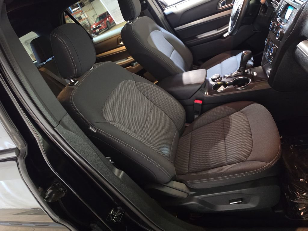 Used 2018 Ford Explorer XLT AWD/4WD image 25