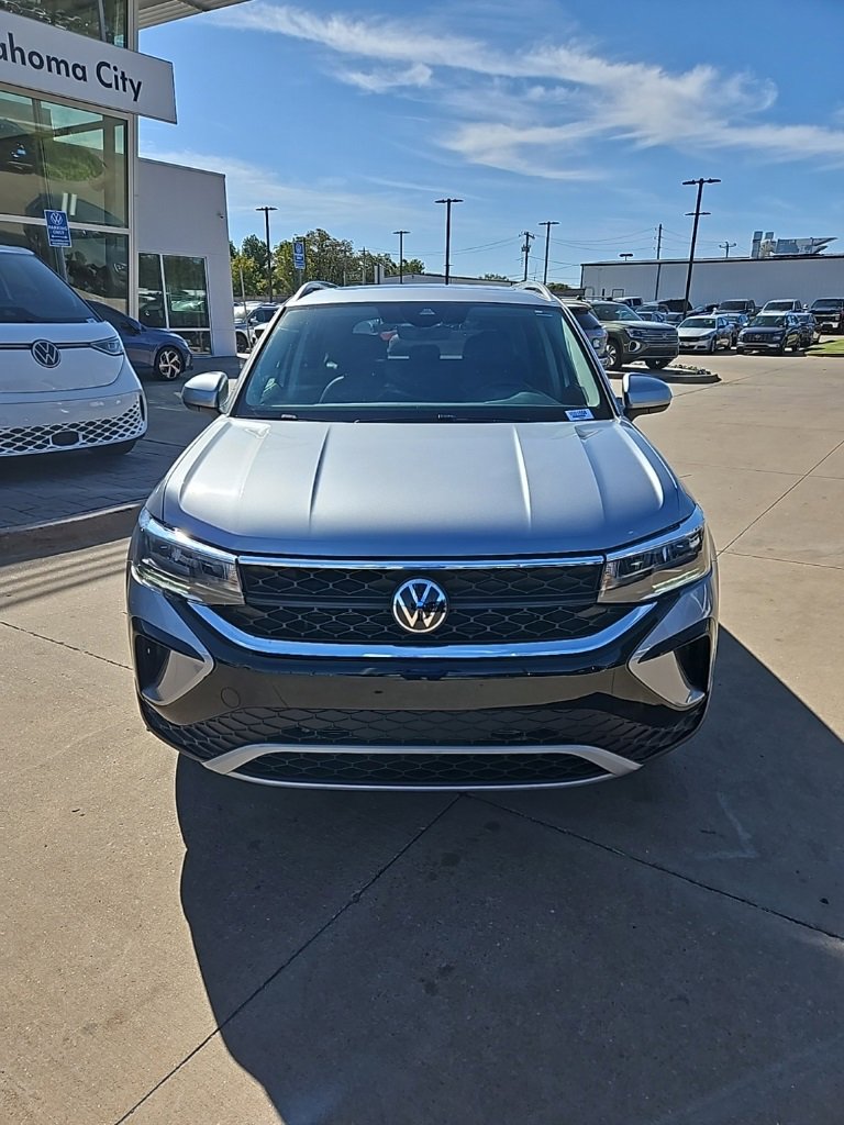 Used 2024 Volkswagen Taos SE image 2