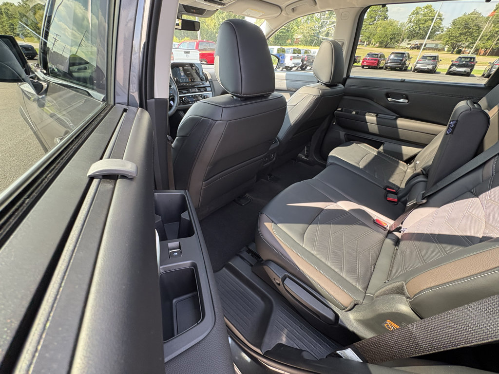 Used 2025 Nissan Pathfinder Platinum w/ Cargo Package AWD/4WD image 24