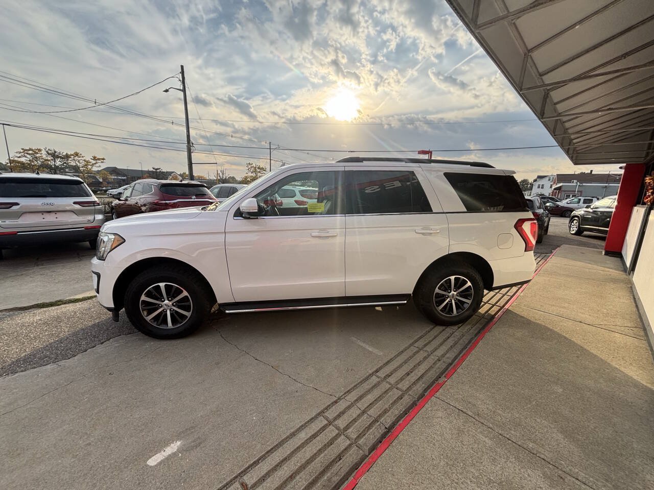 Used 2018 Ford Expedition XLT w/ Equipment Group 202A AWD/4WD image 5