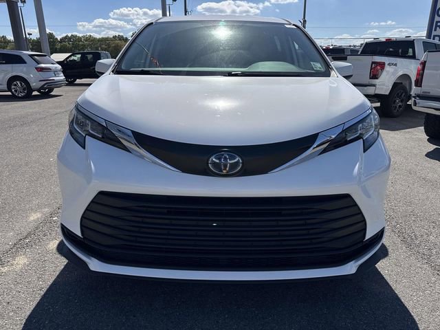 Used 2022 Toyota Sienna LE image 2