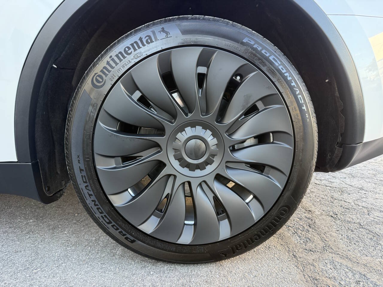 Used 2024 Tesla Model Y Long Range AWD/4WD image 19