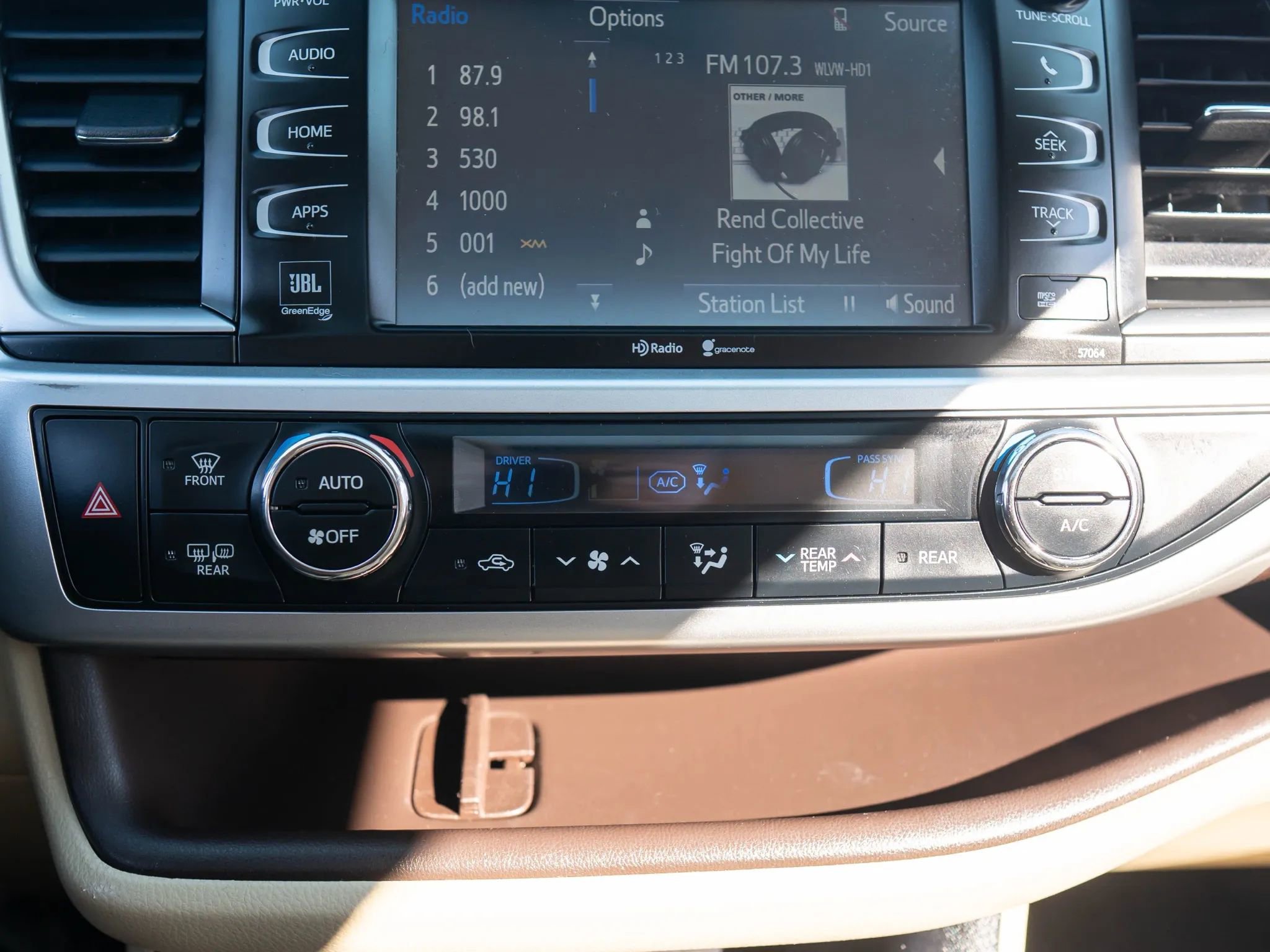 Used 2015 Toyota Highlander Limited image 29