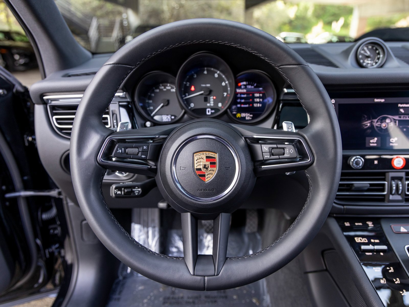 Certified 2025 Porsche Macan image 32