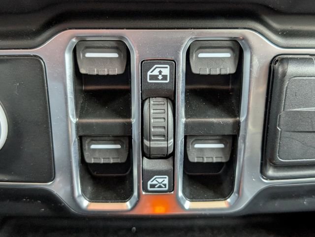 Used 2025 Jeep Wrangler Unlimited Sahara AWD/4WD image 19