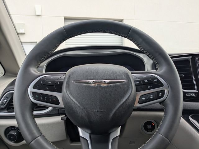 Used 2023 Chrysler Pacifica Touring-L image 23