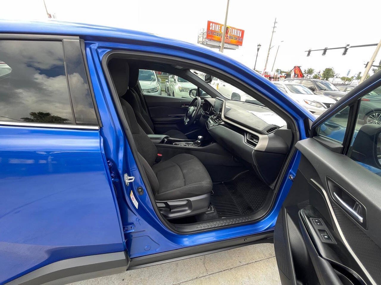 Used 2019 Toyota C-HR XLE FWD image 17