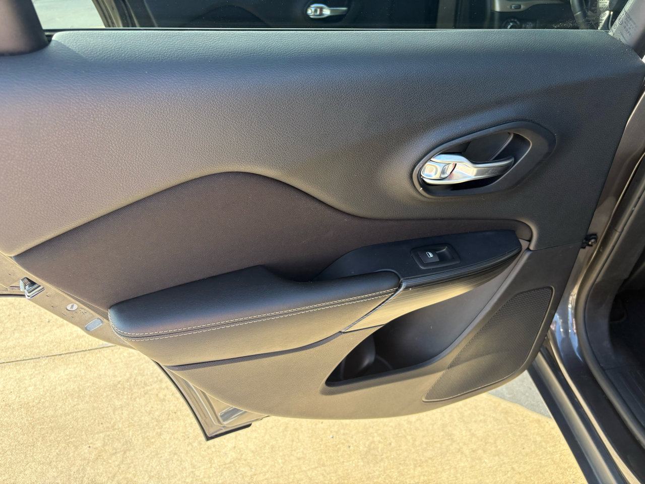 Used 2016 Jeep Cherokee Latitude image 29