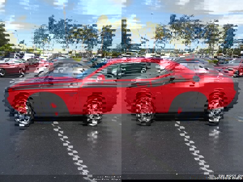 Used 2011 Dodge Challenger SE image 10