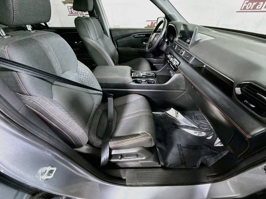 Used 2023 Honda Pilot Sport image 29