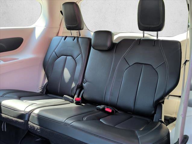 Used 2023 Chrysler Pacifica Touring-L image 18