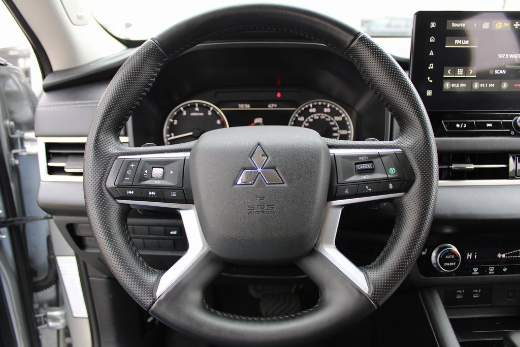 Used 2025 Mitsubishi Outlander SE image 11