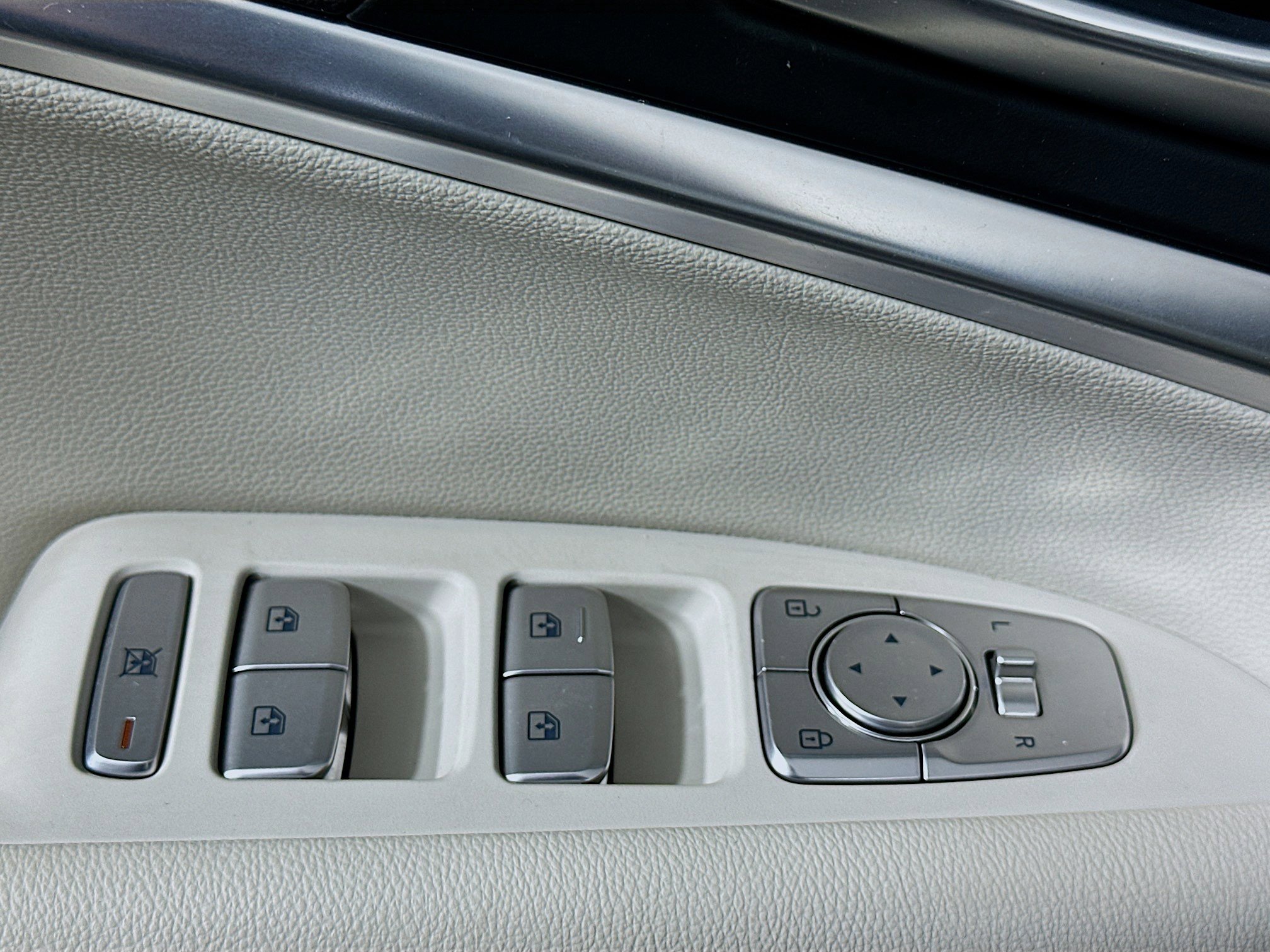 Used 2025 Genesis G70 2.5T image 15