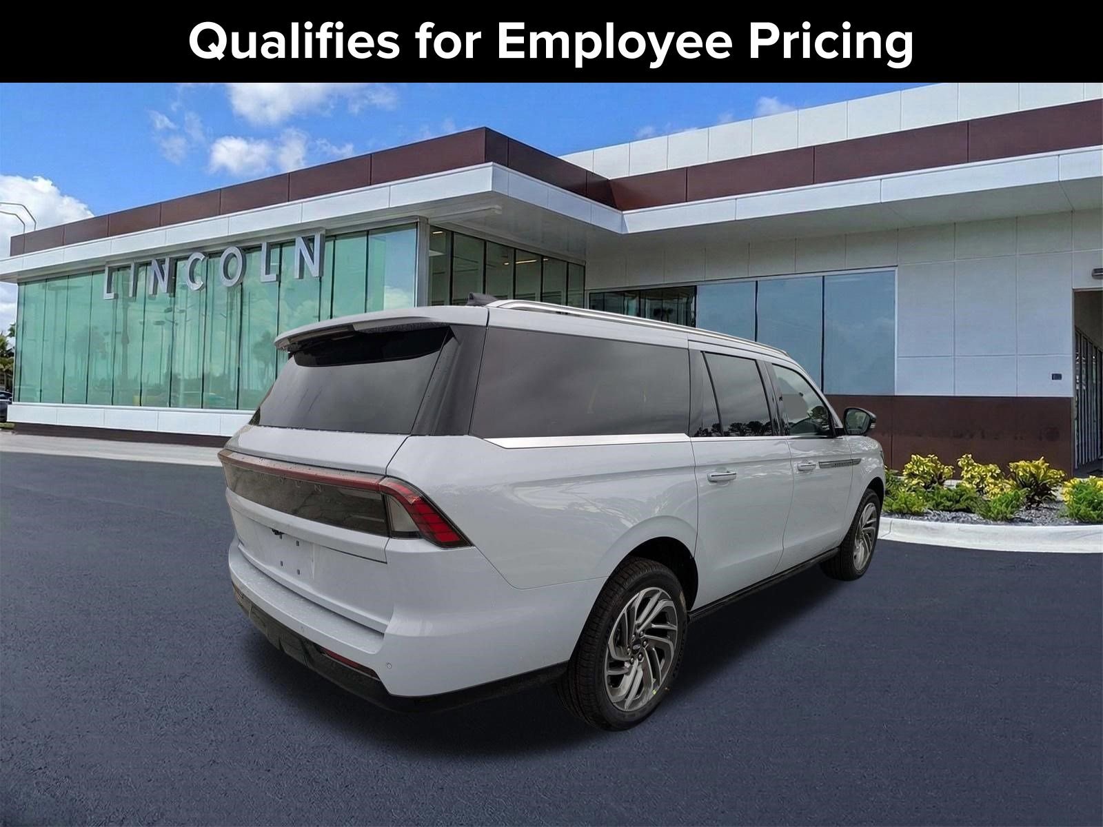 New 2026 Lincoln Navigator L Reserve AWD/4WD image 2