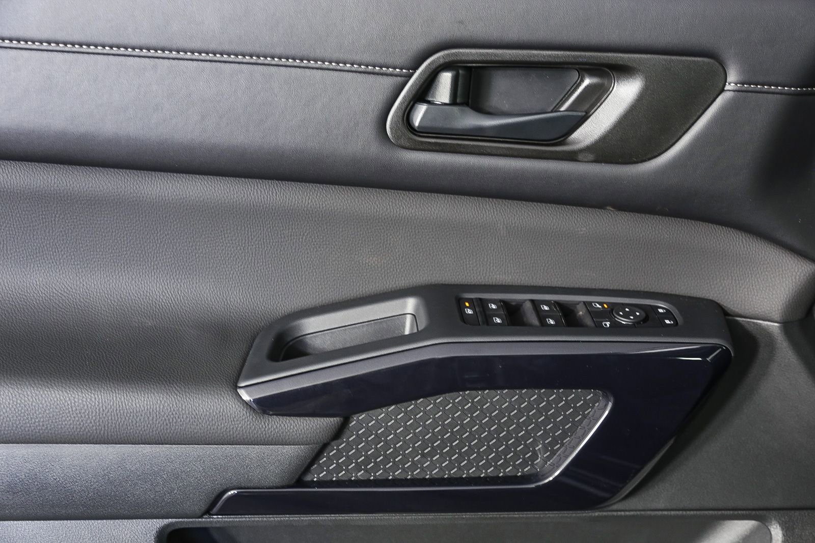 Certified 2025 Nissan Pathfinder SV image 22