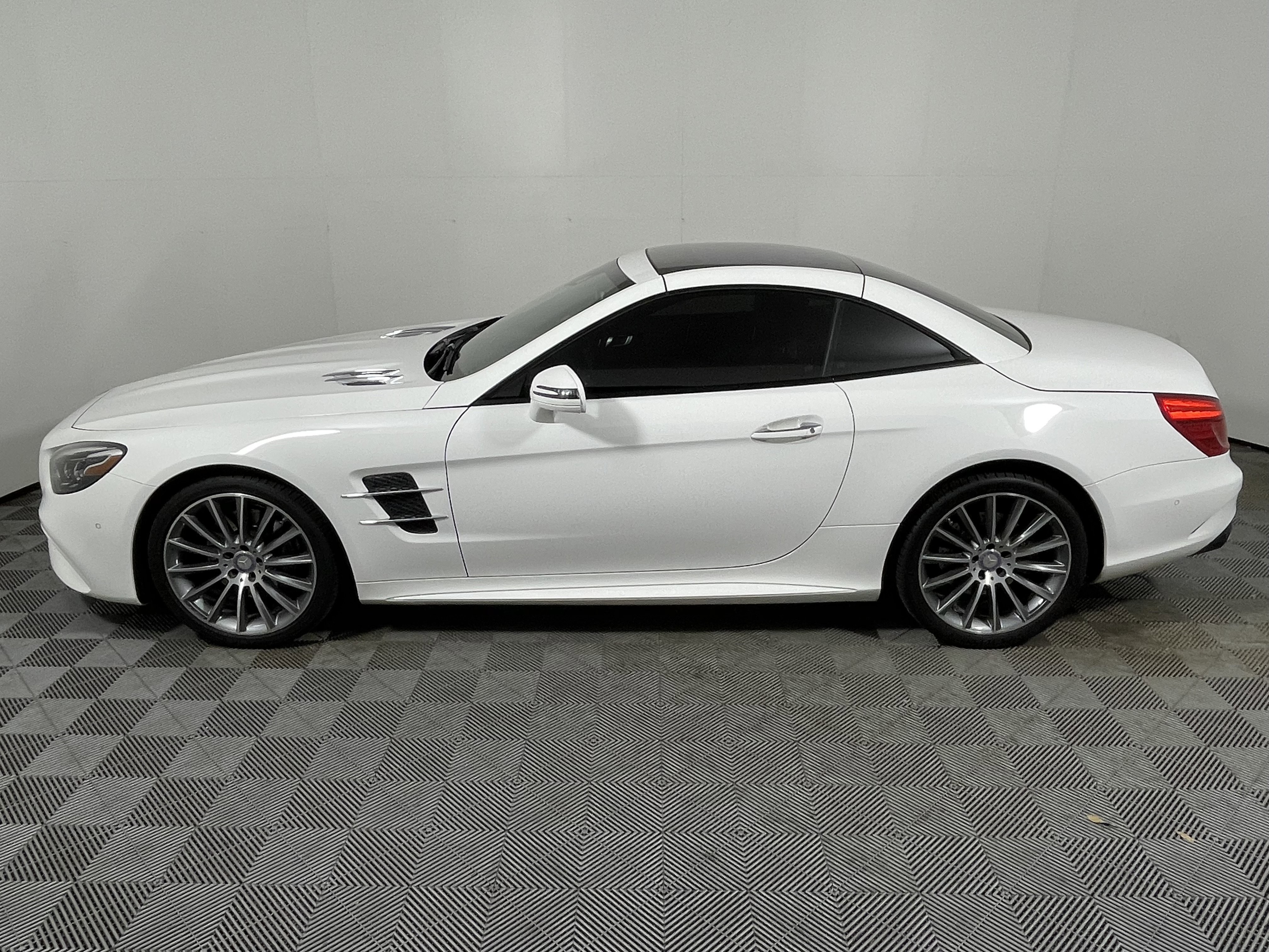 Used 2017 Mercedes-Benz SL 450 image 2