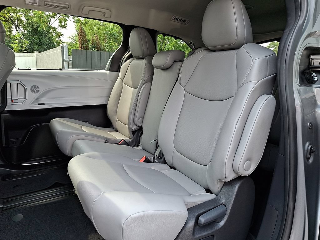 Used 2026 Toyota Sienna XLE FWD image 10