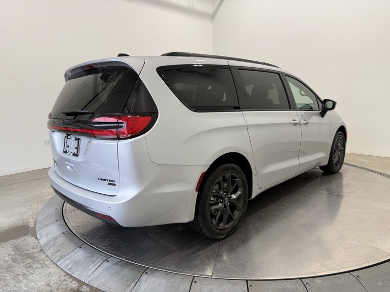New 2026 Chrysler Pacifica Limited image 7
