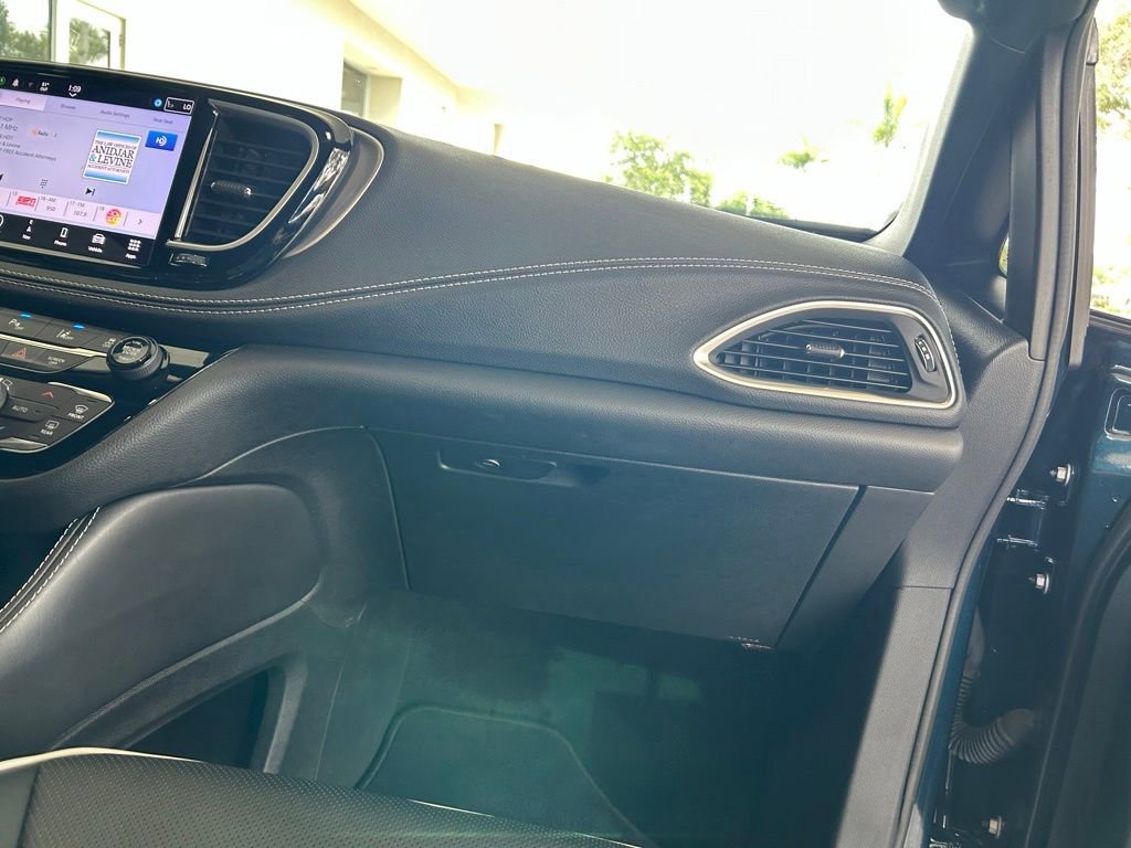 Used 2022 Chrysler Pacifica Limited w/ Uconnect Theater Family Group FWD image 28