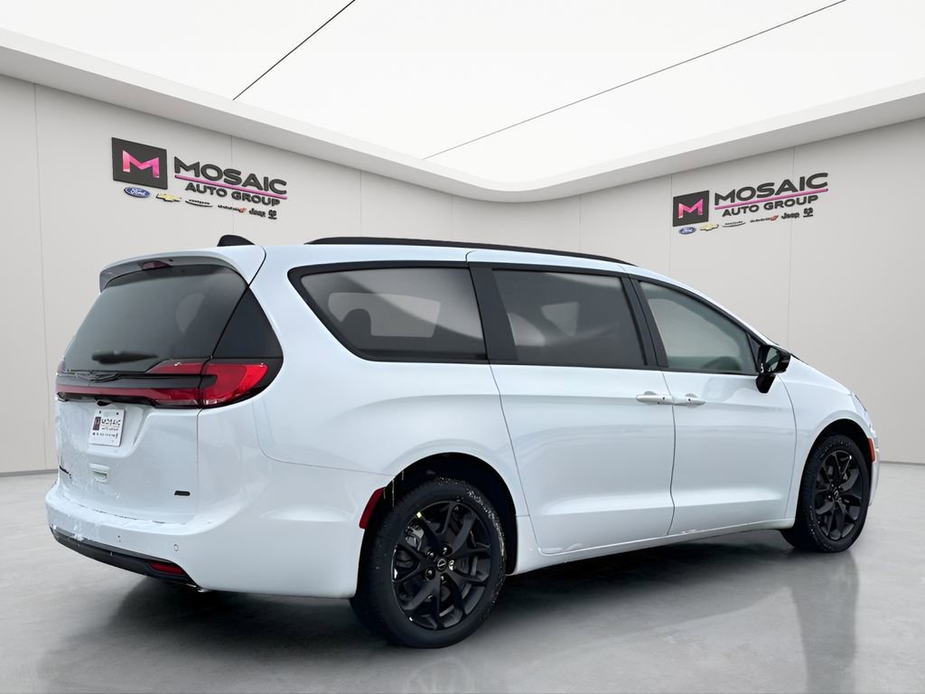 New 2026 Chrysler Pacifica Select image 2
