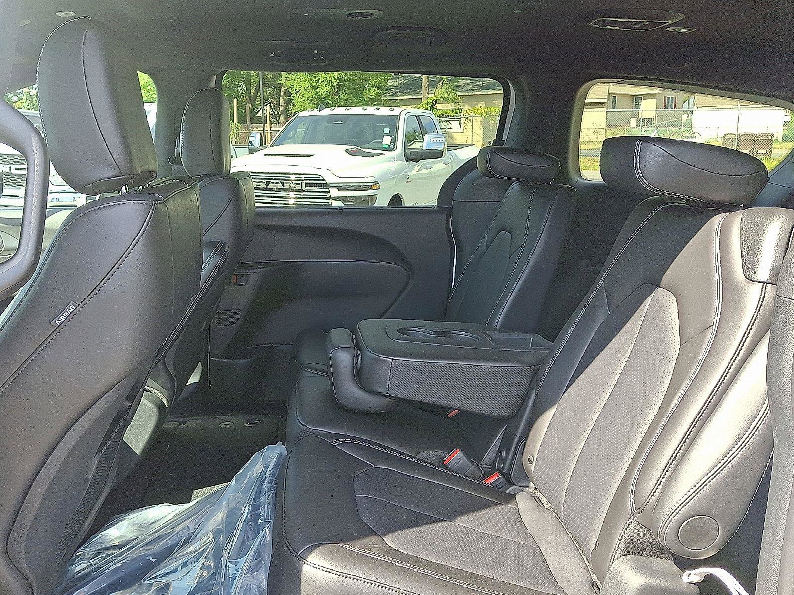 New 2026 Chrysler Pacifica Select image 5